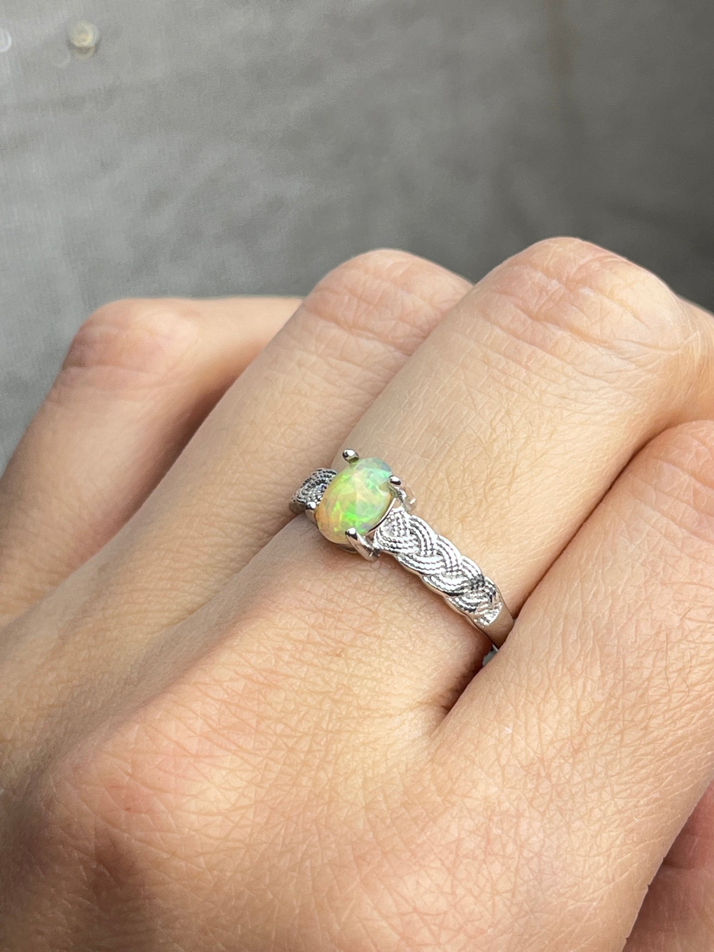 Ring med Opal i 925 sterling sølv