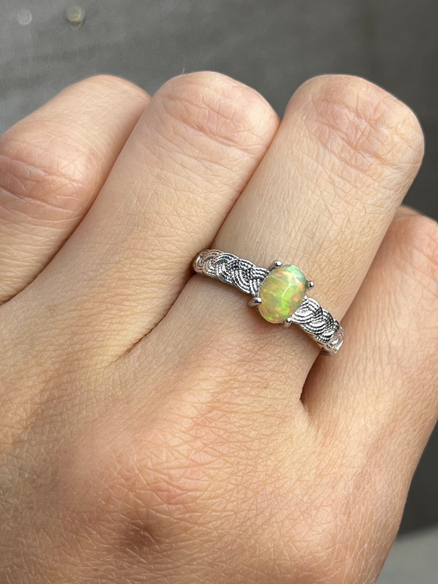 Ring med Opal i 925 sterling sølv